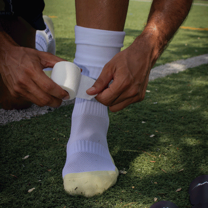 COMBO FUTBOLERO: Medias Antideslizantes + Medias Precortadas + Cinta Cohesiva